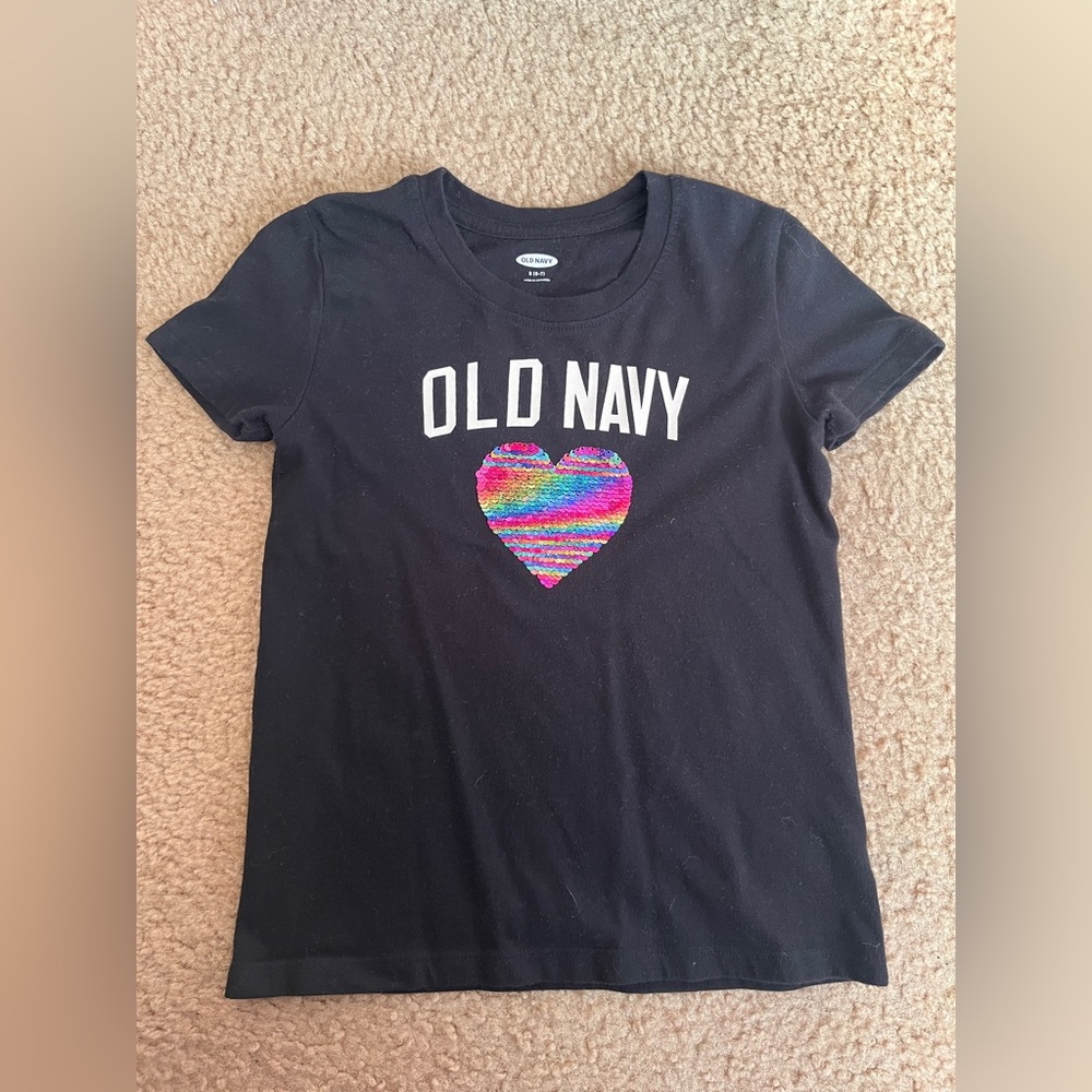 Old Navy *Heart shape sequence graphic T